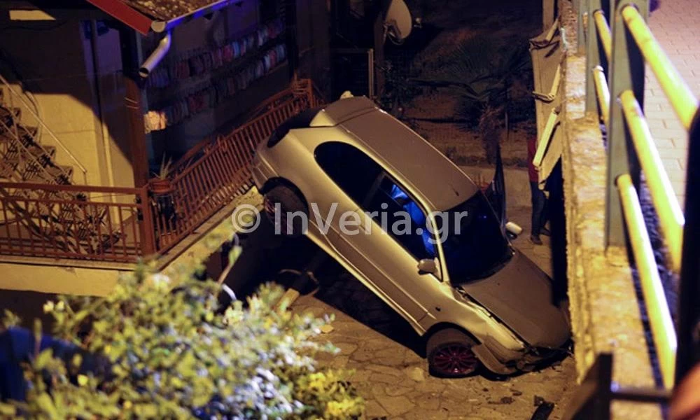 Τροχαίο-σοκ στη Βέροια! Οδηγός αυτοκινήτου "προσγειώθηκε" σε σπίτι